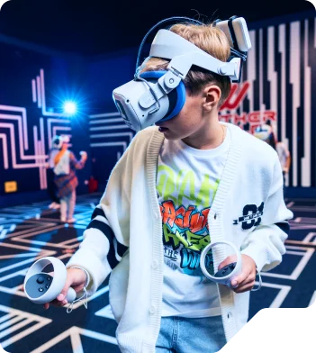 Ребёнок в VR-шлеме на арене виртуальной реальности «Другие Миры» в Ижевске