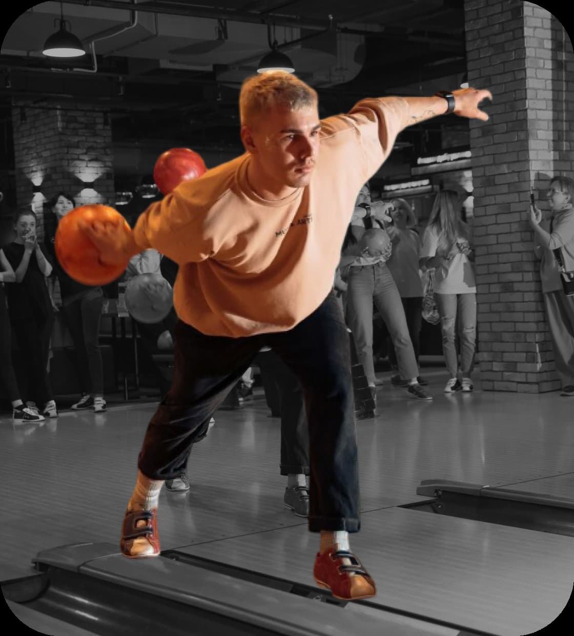 Brooklyn Bowl в Ижевске — гость играет в боулинг